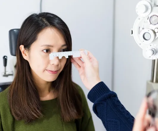 optometrist-examining-patient-in-modern-ophthalmologist